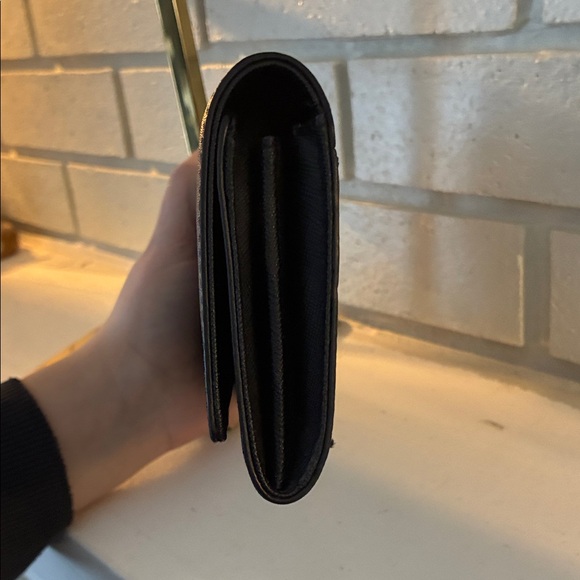 Michael Kors Elegant Black Wallet - Picture 3 of 13